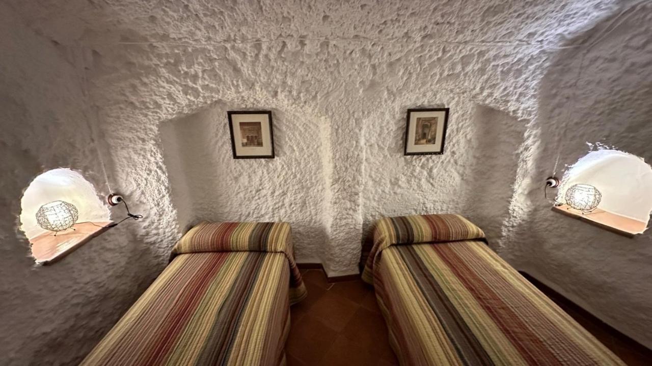 Cuevas El Torriblanco Guest House Gorafe Room photo